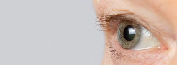 老人の目 老眼と体 老人の目 50年後の女性のための目 眼科用化粧品 — ストック写真