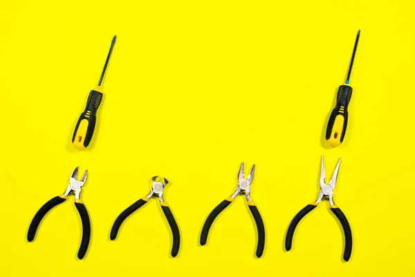 Werkzeuge Auf Gelbem Hintergrund Mit Platz Für Text Schraubenzieher Zangen — Stockfoto