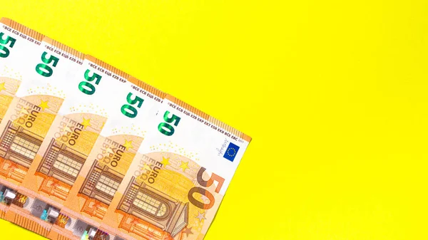 Fragment Der Euro Banknote Auf Gelbem Hintergrund Schließen Sie Währungsgeld — Stockfoto