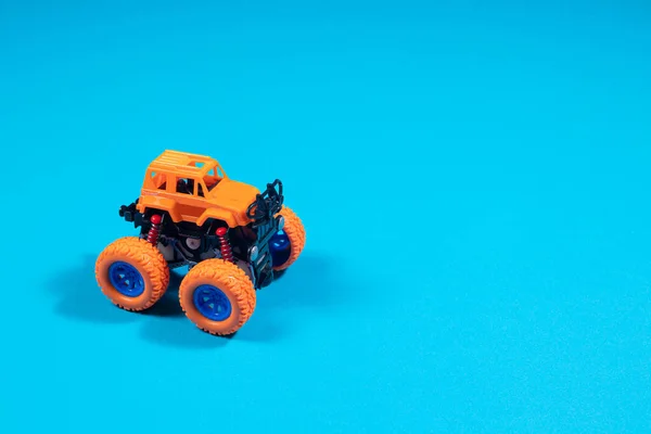 テキストのための場所のコピースペースと青の背景に子供のおもちゃのジープモンスタートラック 男の子の車 おもちゃ店 — ストック写真