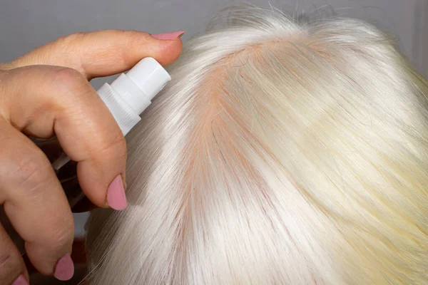 Mujer Pone Cabello Tónico Hidrolito Una Botella Cuidado Del Cabello — Foto de Stock