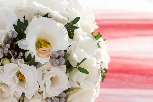 結婚式の日に美しい光の白いバラの花に花嫁と新郎のリング 結婚式の伝統 — ストック写真