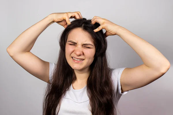 Das Mädchen Kratzt Sich Mit Beiden Händen Kopf Die Kopfhaut — Stockfoto