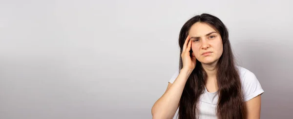 Eine Frau Hält Mit Der Hand Einen Tempel Ein Wunder — Stockfoto