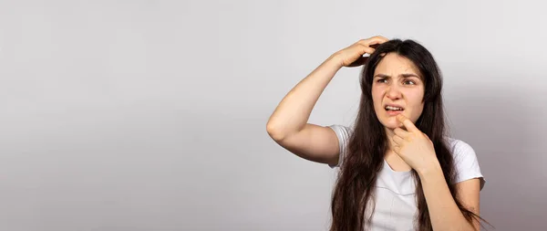 Menina Agarrou Cabeça Grita Por Problemas Com Caspa Perda Cabelo — Fotografia de Stock