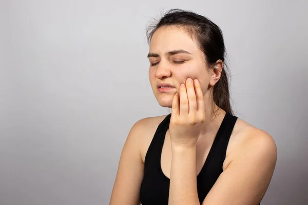 Uma Mulher Segura Dente Dolorido Com Mão Dor Dentária Odontologia — Fotografia de Stock