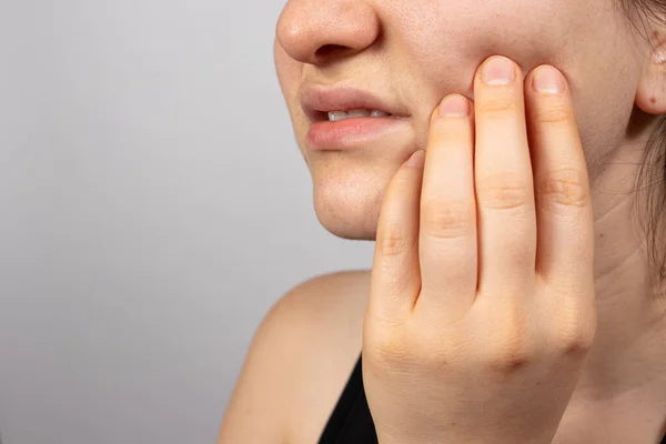 Una Mujer Sostiene Diente Dolorido Con Mano Dolor Dental Odontología —  Fotos de Stock