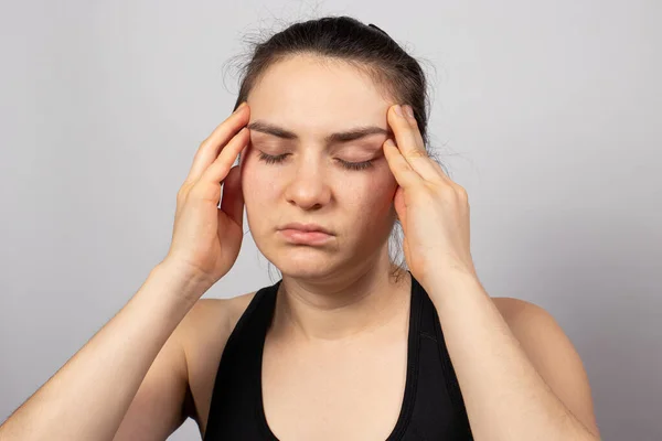 Eine Müde Frau Hält Ihren Kopf Mit Der Hand Ihr — Stockfoto