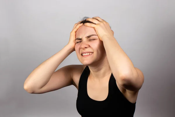 Die Frau Leidet Und Leidet Unter Kopfschmerzen Migräne Erhöhter Hirndruck — Stockfoto