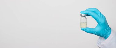 Bir doktor ya da laboratuvar teknisyeni, hastalıklara karşı aşısı olan bir test tüpü tutuyor. Covid-19 koronavirüs aşısı, grip, tüberküloz, difteri, tetanos ve kuduz. Dünyada salgın hastalık, aşının icadı..