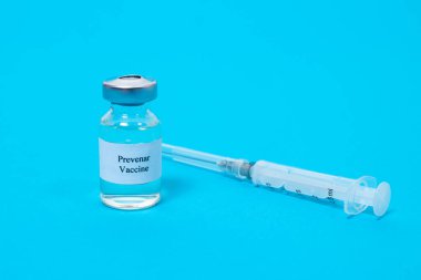 Mavi arka planda şırıngası olan aşı önleyici. Zatürreeye karşı aşı, bebeklerde zatürreenin önlenmesi