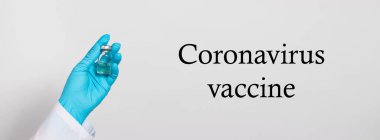 Bir doktor ya da laboratuvar teknisyeni, hastalıklara karşı aşısı olan bir test tüpü tutuyor. Covid-19 koronavirüse karşı aşı. Dünyada salgın hastalık, aşının icadı gibi. Sancak metin yeri