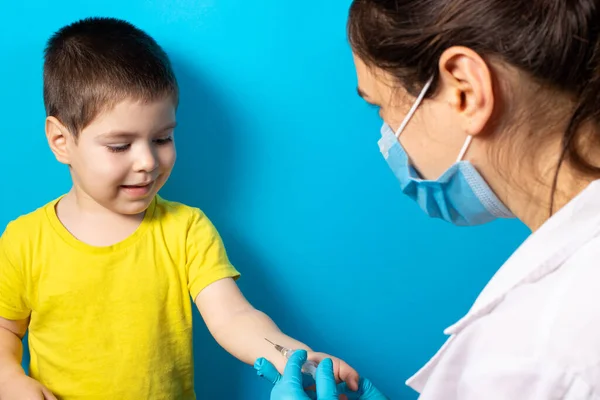 Bir doktor ya da hemşire küçük bir erkek bebek için Mantoux testi yapar. Tüberküloz testi, aşı. Deri içi tüberkülin enjeksiyonu.