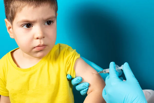 Arts Verpleegkundige Injecteert Het Kind Arm Schouder Het Concept Van — Stockfoto