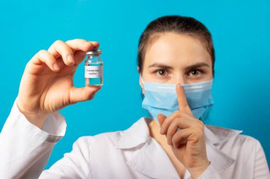 Bir doktor ya da laboratuvar teknisyeni, hastalıklara karşı aşısı olan bir test tüpü tutuyor. Covid-19 koronavirüse karşı aşı. Dünyada salgın hastalık, aşının icadı..