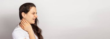 Kadının boynu küçülmüş, kas krampı. Parlak bir arka planda metin için yeri olan bir afiş. Servikal omurga, spazm ve ağrı, fıtıklaşmış diskler ve siyatik, nöroalji konvülsiyonu.