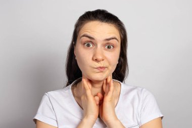 Kadın servikal lenf düğümlerini inceliyor boyundaki lenf düğümlerinin büyümesi boğaz ve soğuk iltihabı. Lenf bilimci, lenf bilimcinin durgunluğu