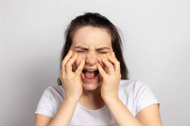 Bir kadının yüzü acıtır. Trigeminal nevralji, nöroit ve sinir iltihabı, çenede şiddetli ağrı ve sinüzitte sinüsler.