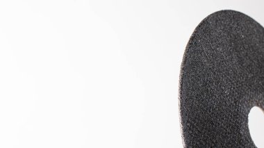 Telif uzayı metni için yeri olan beyaz arkaplandaki bir öğütücü aracı için bir kesme tekeri. İnşaat ve onarım araçları, atölye