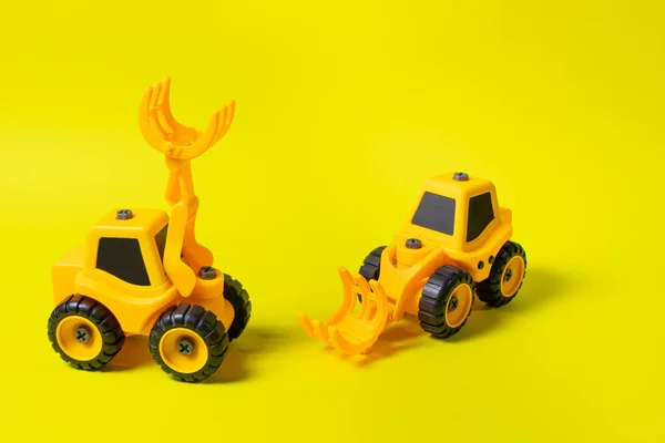 2台のおもちゃ車は 木材ローダーの黄色のトラクターです おもちゃ屋のための明るい写真 — ストック写真