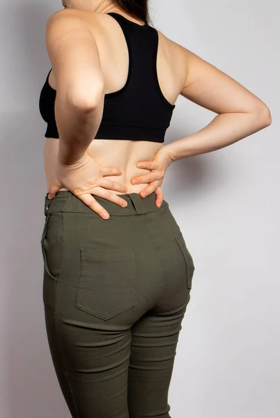 The patient\'s woman has a sore lower back. Kidney pain due to nephrological diseases - glomerulonephritis, pyelonephritis, kidney stones and renal colic