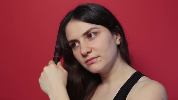 Gadis Itu Memegang Sisir Untuk Rambut Dengan Rambut Jatuh Kehilangan — Stok Video