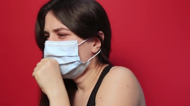 Hasta Kadın Ağır Öksürüyor Tüberküloz Kırmızı Arka Planda Akciğer Kanseri — Stok video