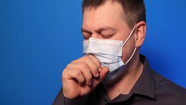 Hasta Adam Ağır Öksürüyor Tüberküloz Mavi Arka Planda Akciğer Kanseri — Stok video