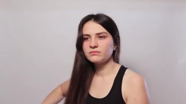 Kız saçı dökülen bir tarak tutuyor. Saç dökülmesi, dikkat. Kırmızı arka plandaki kadın, stres ve vitamin eksikliğinin saç sağlığı ve kellik üzerindeki etkisi
