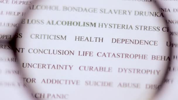 Destacando la palabra alcoholismo en en inglés conjunto de palabras con un marcador rosa. El problema de la dependencia del alcohol, para la publicidad social. Mala costumbre. Vista de lupa. — Vídeo de stock