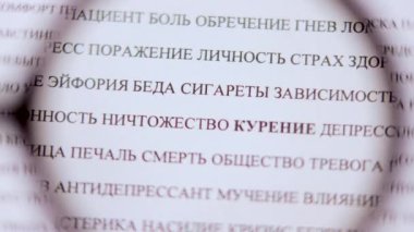 Rusça sigara içme kelimesinin altını pembe kalemle çizmek, büyüteçle bakmak. Sosyal reklam videoları için kötü alışkanlıklar.