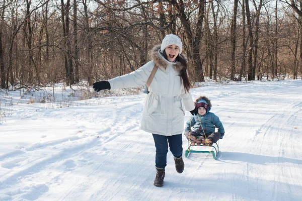 Madre Niño Trineo Bosque Nevado Montaña Vacaciones Familiares Calle Invierno — Foto de Stock