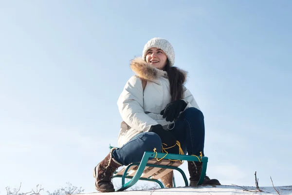 Mujer Sienta Trineos Montaña Contra Fondo Nieve Cielo Inviernochica Ríe — Foto de Stock