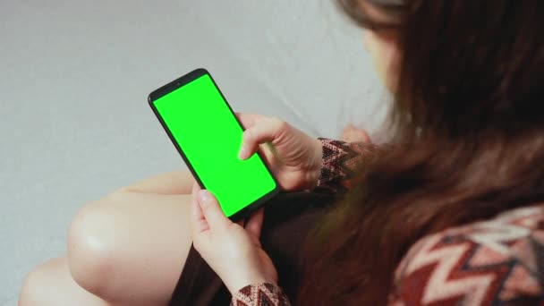 Uma Mulher Leu Anúncios Internet Telefone Mostrando Gesto Polegar Para — Vídeo de Stock