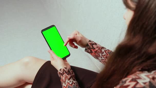 Eine Frau Las Telefon Anzeigen Internet Und Zeigte Eine Daumen — Stockvideo