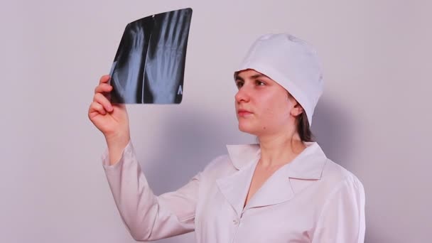 医師は 人間の手のX線 指や手のひらのファランクスの骨の骨折を調べます 放射線腫瘍学 関節炎または骨折 — ストック動画