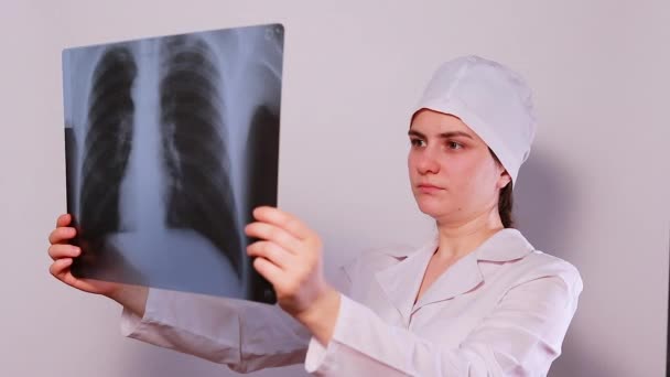 医者は肺炎患者の肺のX線を調べる 肺疾患 肺疾患 放射線学 — ストック動画