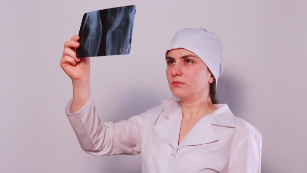 Der Arzt Untersucht Ein Röntgenbild Des Knies Einer Person Gebrochene — Stockvideo