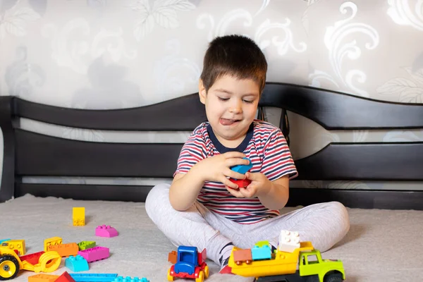 Menino Anos Está Brincando Cama Com Blocos Construção Coloridos Jardim — Fotografia de Stock