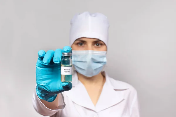 医生或化验室技术员持有麻疹疫苗 麻疹流行病 麻疹脑炎 卫生保健中的疫苗接种概念 — 图库照片