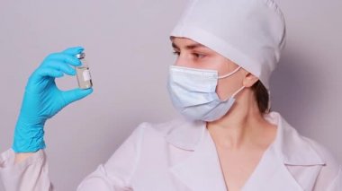 Bir doktor ya da laboratuvar teknisyeni kuduz aşısı yapar. Veterinerlikte hayvan aşısı ve insanlarda kuduz önleme