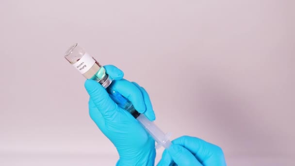 医者か研究室の技術者は狂犬病ワクチンを持っている 獣医学における動物の予防接種とヒトにおける狂犬病予防 — ストック動画