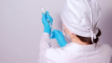 Bir doktor ya da laboratuvar teknisyeni kuduz aşısı yapar. Veterinerlikte hayvan aşısı ve insanlarda kuduz önleme