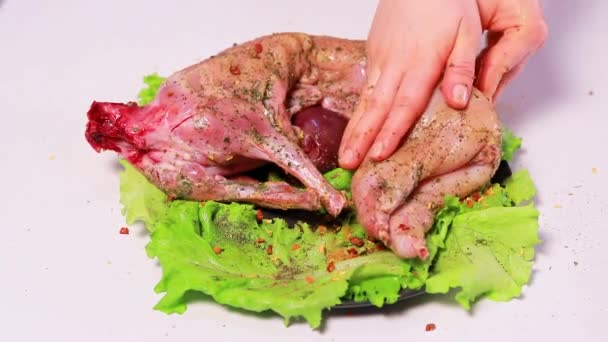 Kucharz Marynuje Mięso Królika Natrzeć Przyprawami Solą Cytryną Liściach Sałaty — Wideo stockowe
