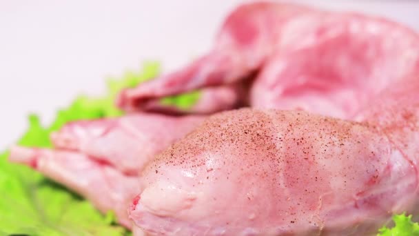 Повар Посыпает Мясо Кролика Черным Молотым Перцем Приправы Мяса Приготовление — стоковое видео