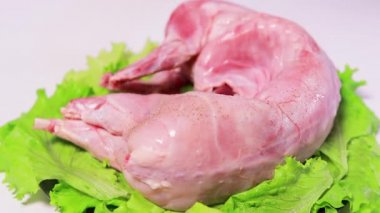 Aşçı karabiberli tavşan eti serpiyor. Et mevsimleri, az yağlı et pişirme