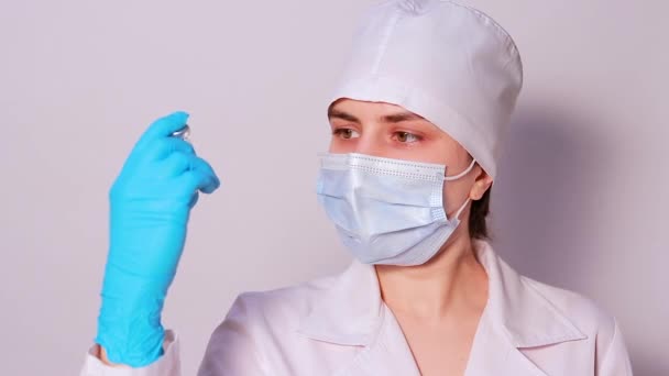 Médico Técnico Laboratorio Sostiene Una Vacuna Contra Sarampión Epidemia Sarampión — Vídeos de Stock