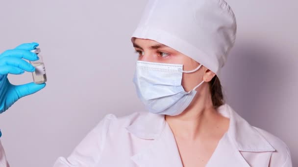 Bir Doktor Laboratuvar Teknisyeni Kabakulak Aşısı Yapar Ilacı Beyaz Arka — Stok video