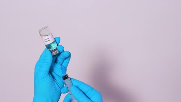 Lekarz Lub Technik Laboratoryjny Masce Medycznej Utrzymuje Szczepionkę Przeciw Tężcowi — Wideo stockowe