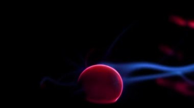 Plazma elektrikli ışıklı lamba. Etkileyici bir uzay videosu, yakın çekim, koyu arkaplanda mavi alevler var.